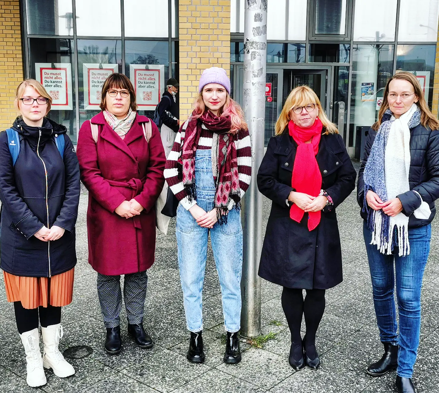 Gruppenbild vor der Fahnenstange am Rathaus Hellersdorf von Chantal Münster, Anja Molnar, Luise Lehmann, Juliane WItt und Nicole Bienge.